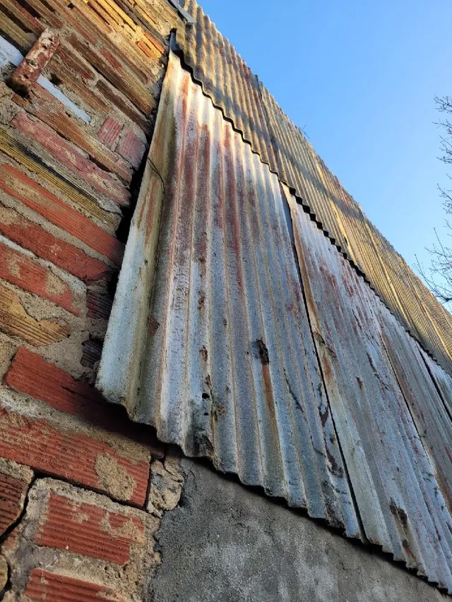 Plaque de protection sur mur extérieur