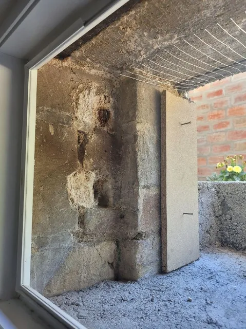 Comment rénover des petits murs extérieurs en moellon (cour anglaise)