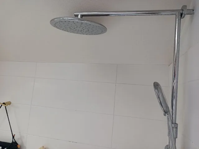 Comment passer le flexible de douche par dessous la baignoire ? - 3