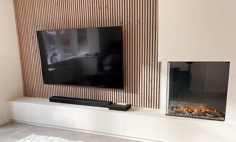 L'accroche d'une TV "The Frame" est-elle compatible avec un revêtement mural "lambris de bois" ?