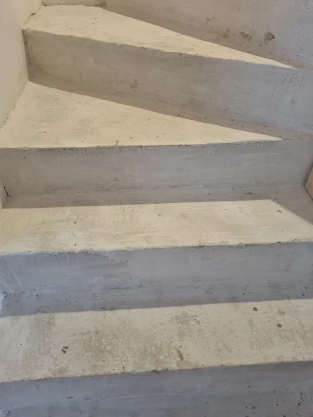 Escalier intérieur en beton brut