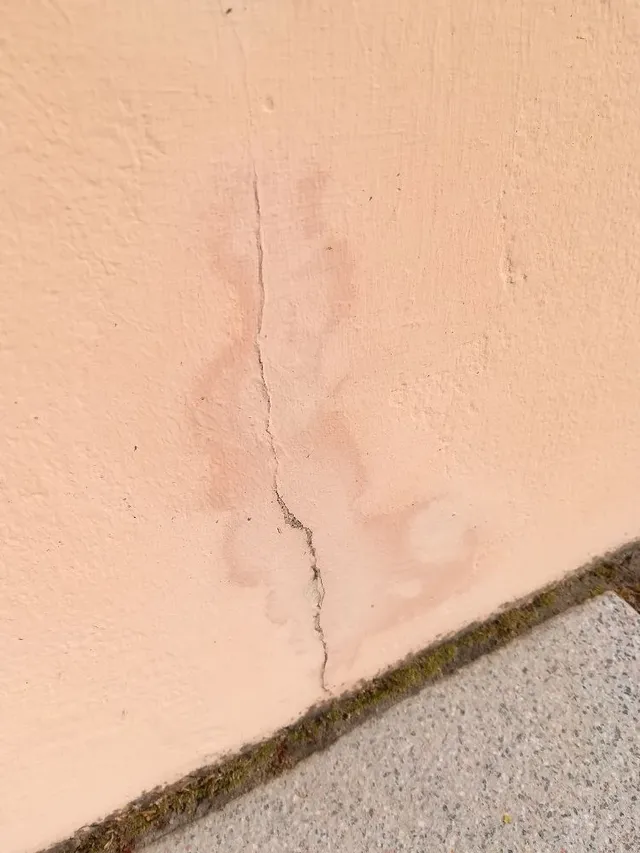 Fissures sur mur extérieur peint