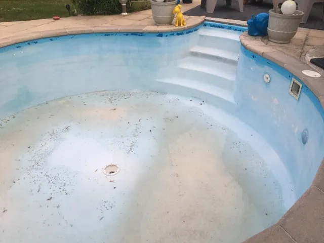 Repeindre une piscine, coque . La peinture piscine époxy est elle parfaite pour ce projet ? Doit on mettre un primaire avant ?