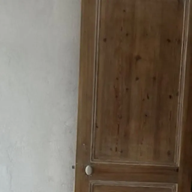 Comment finaliser la rénovation de cette porte en bois brut ?