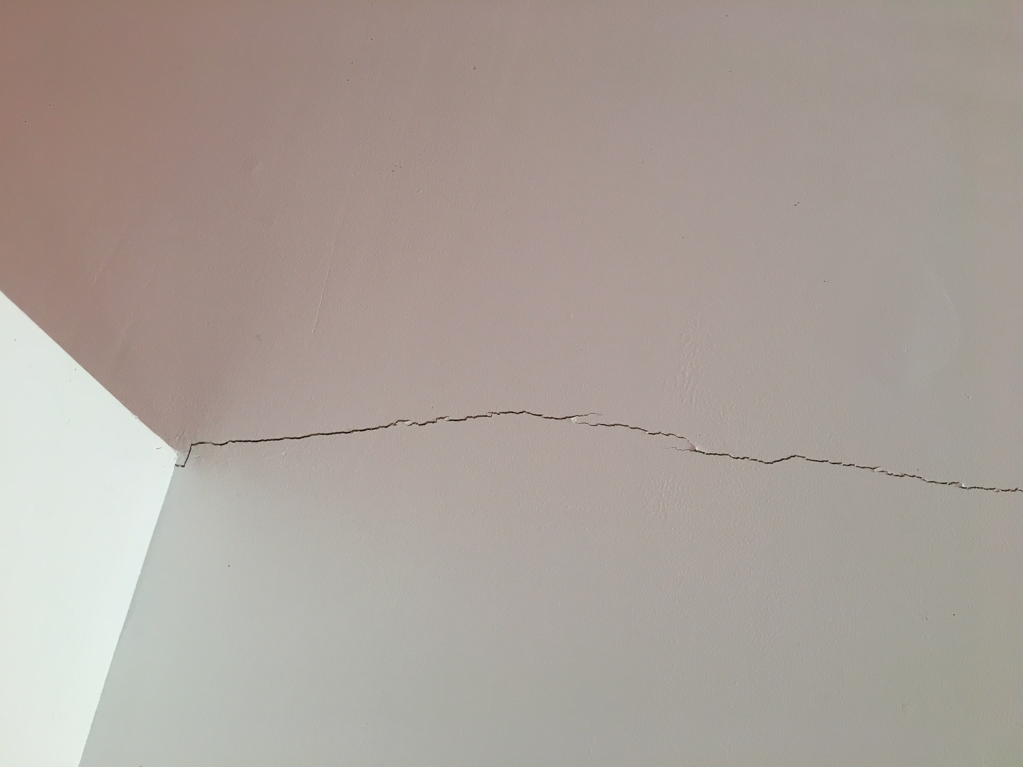 fissure inquiétante au plafond