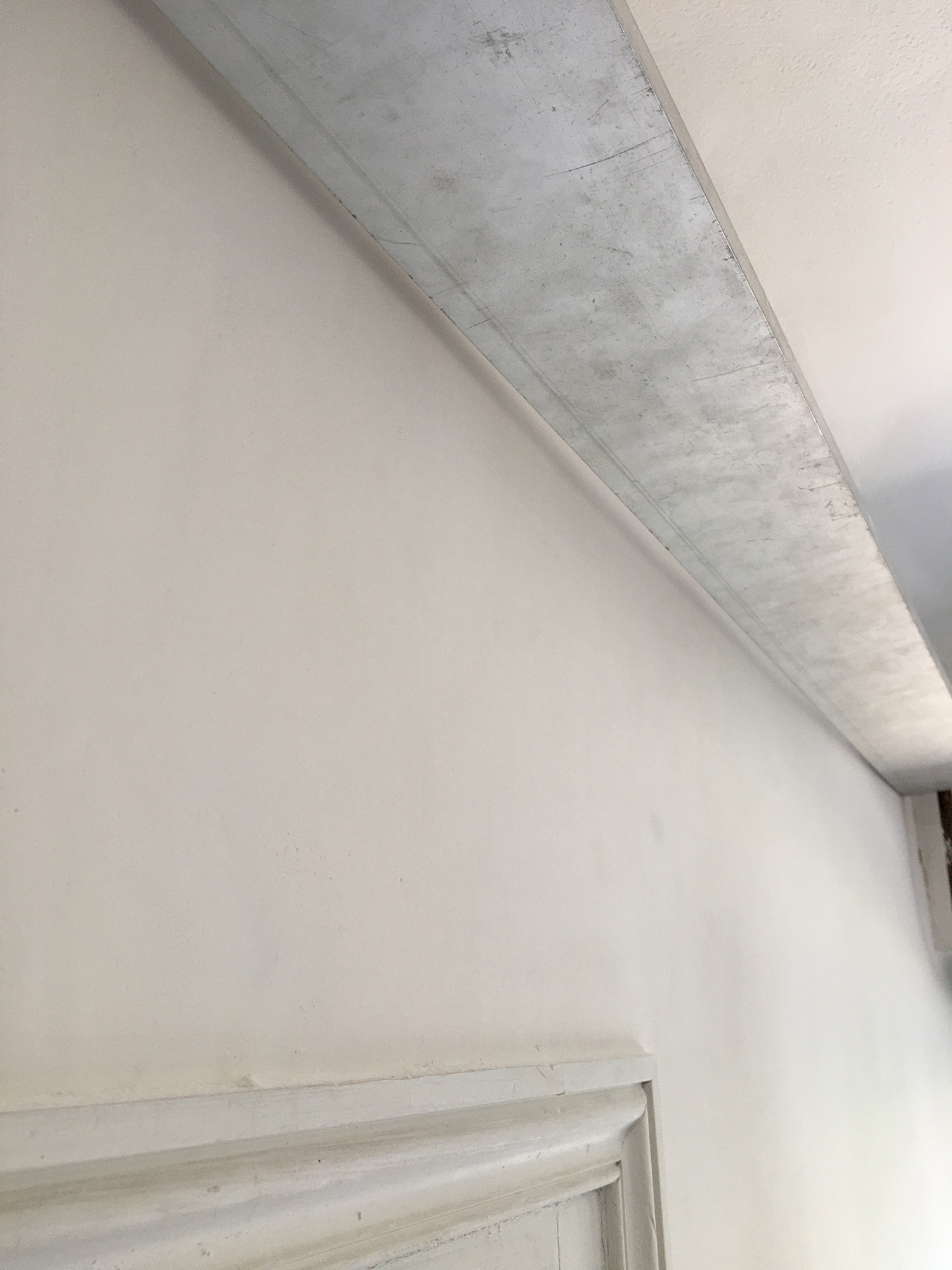 Faux plafond - fixer rives sur mur non droit