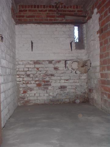renovation murs en brique dans une cave
