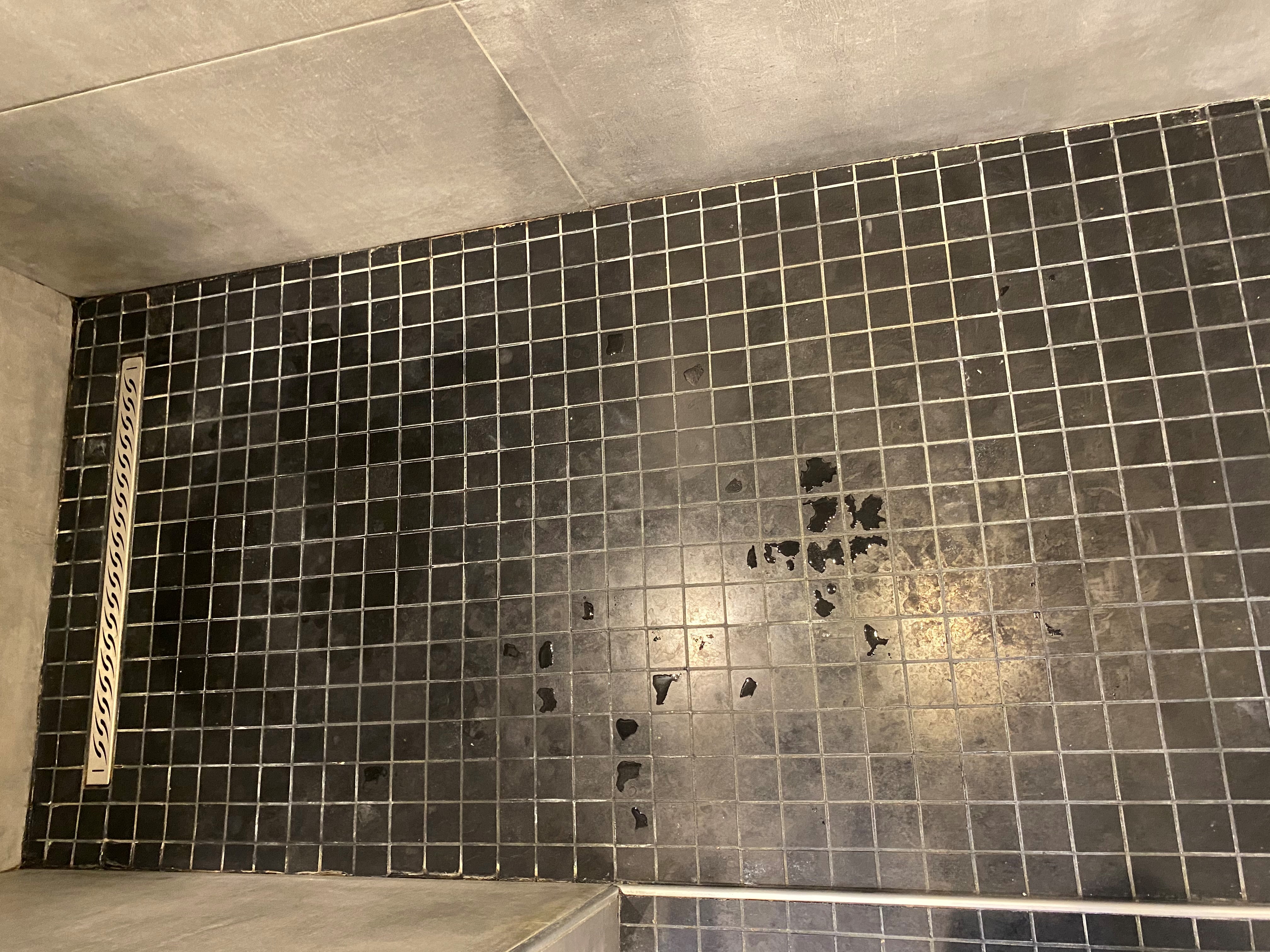 Remise au propre sol mosaique marbre noir douche italienne