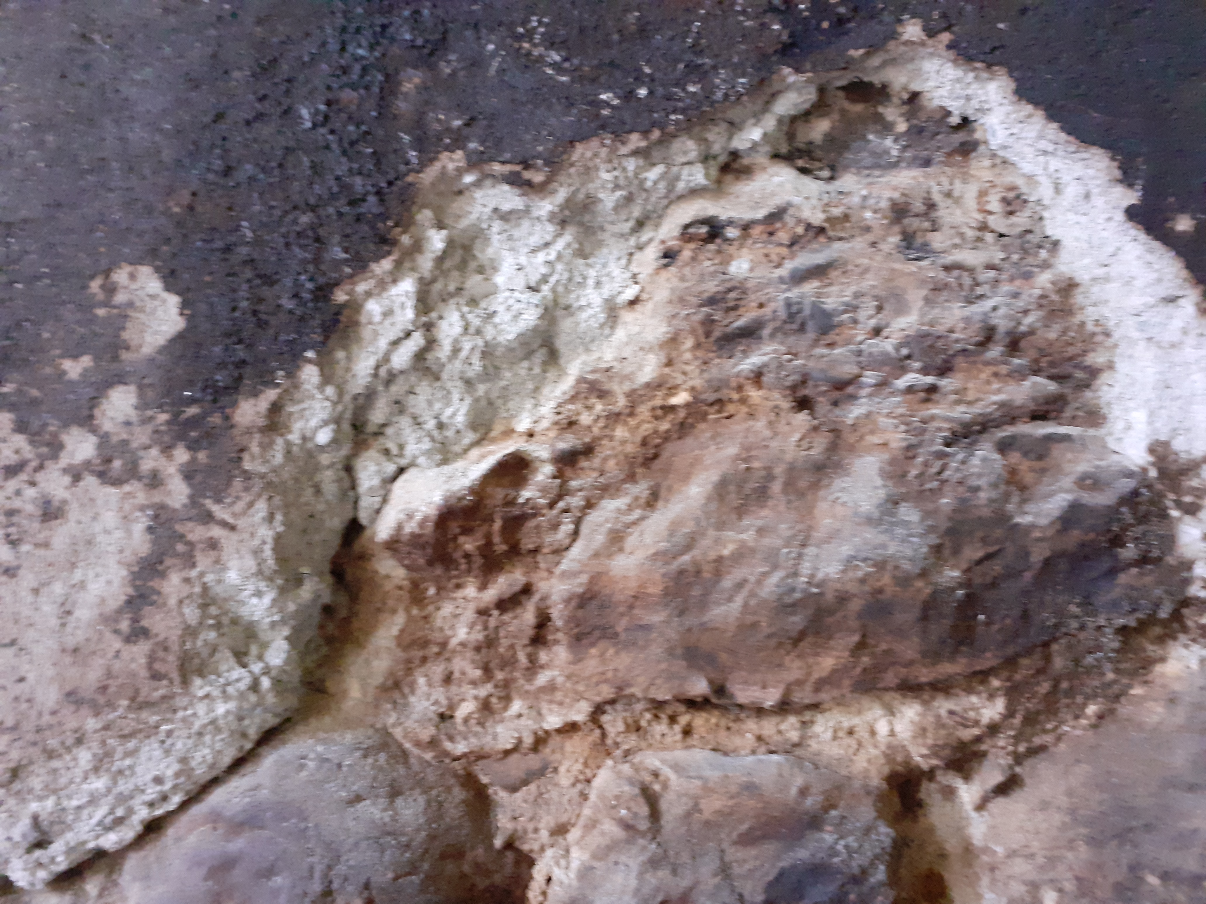 Ciment qui s'enlève sur un mur en pierre - 2