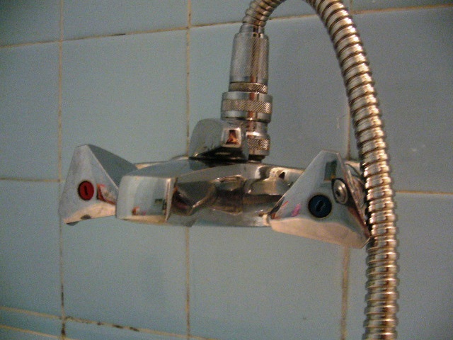 Comment enlever les boutons du robinet de bain