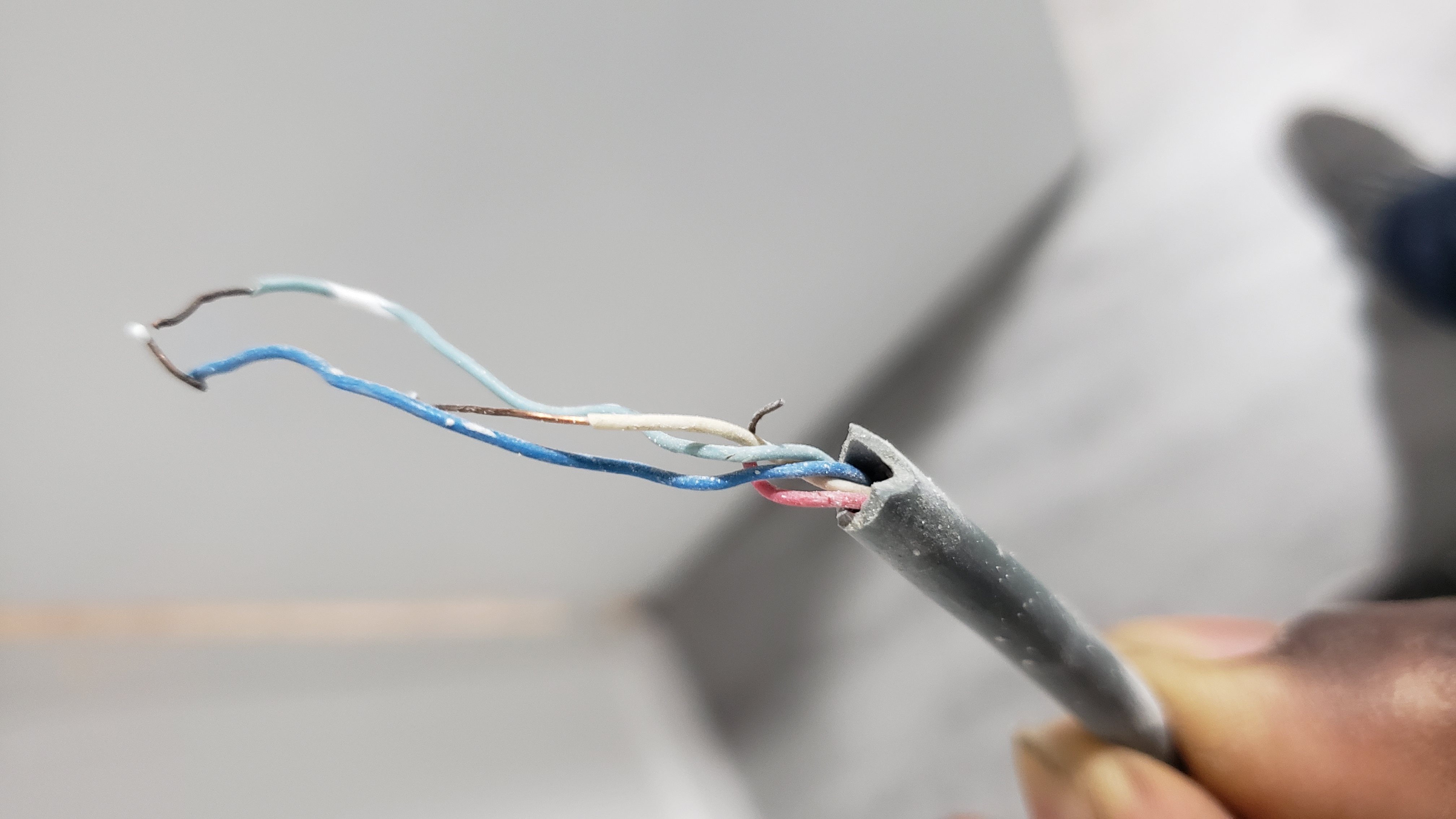 Transformer câble existant en prise électrique en saillie
