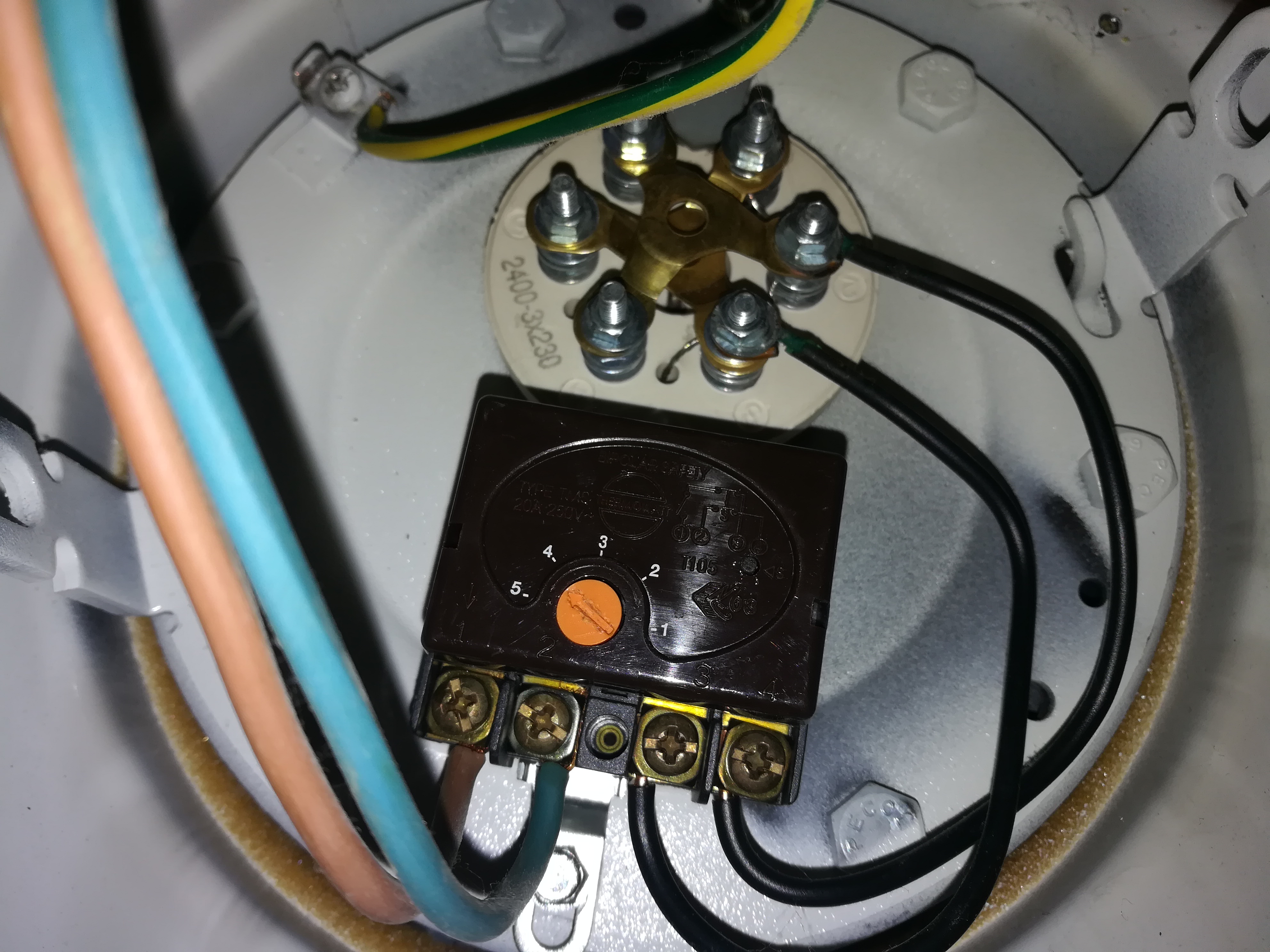 Comment réarmer ce type de thermostat?