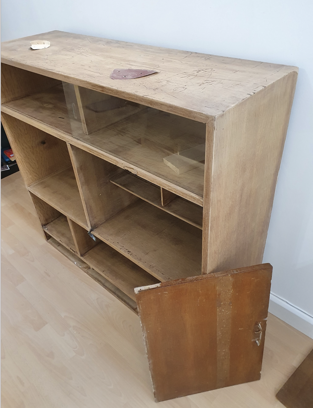 Rayures/Restauration d'un meuble ancien en bois
